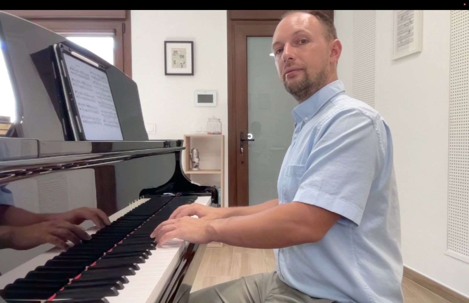 Correct position for online piano lessons